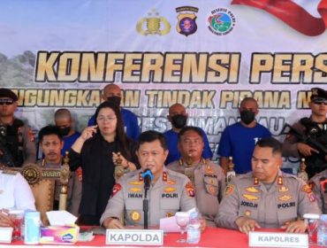  Kapolda Kalteng Irjen Pol Iwan Kurniawan, S.I.K., M.Si. saat memimpin konferensi pers pengungkapan kasus narkotika di Halaman Mapolres Lamandau, Minggu (21/9/2025).(Poto: Humas Polri).