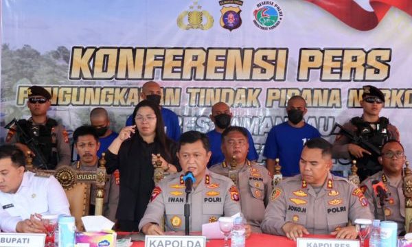  Kapolda Kalteng Irjen Pol Iwan Kurniawan, S.I.K., M.Si. saat memimpin konferensi pers pengungkapan kasus narkotika di Halaman Mapolres Lamandau, Minggu (21/9/2025).(Poto: Humas Polri).