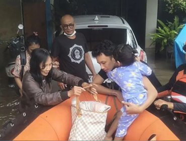 Personel Basarnas mengevakuasi sebuah keluarga yang rumahnya terendam banjir di Denpasar, Bali, Rabu (10/09). Foto: bbc.com