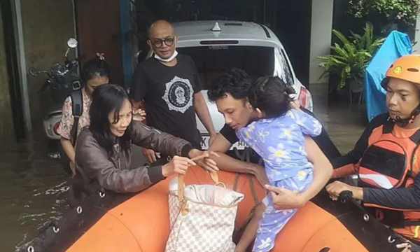 Personel Basarnas mengevakuasi sebuah keluarga yang rumahnya terendam banjir di Denpasar, Bali, Rabu (10/09). Foto: bbc.com