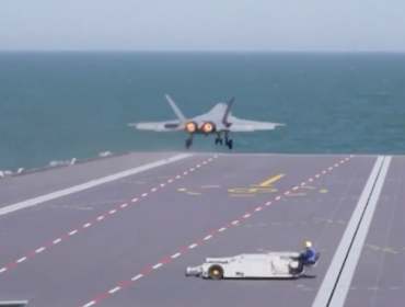 Pesawat tempur J-35 Angkatan Laut China lepas landas dari kapal induk Fujian.(Foto: PLAN)
