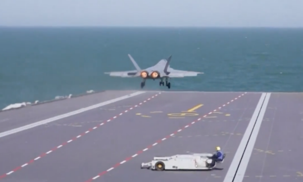 Pesawat tempur J-35 Angkatan Laut China lepas landas dari kapal induk Fujian.(Foto: PLAN)