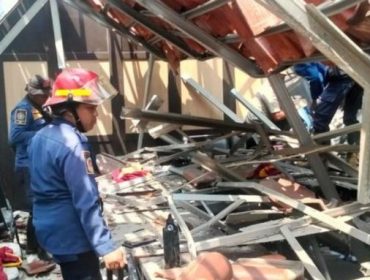 Petugas Damkar Kab. Bogor tengah melakukan evakuasi di lokasi ambruknya atap SMKN 1 Cileungsi. (Foto Damkar Kab. Bogor)
