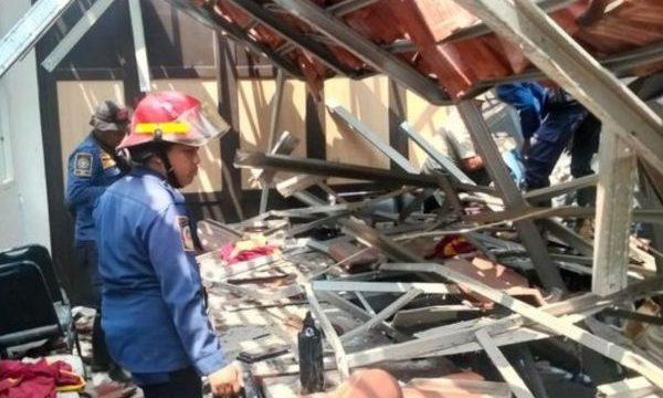 Petugas Damkar Kab. Bogor tengah melakukan evakuasi di lokasi ambruknya atap SMKN 1 Cileungsi. (Foto Damkar Kab. Bogor)