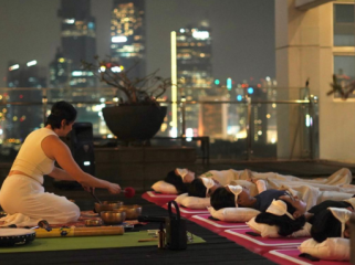 Praktik sound bath untuk melepas stres dan menenangkan pikiran yang disediakan Soulace Jakarta di Menteng, Jakarta Pusat, Jumat (19/9/2025).(Foto: Soulace Jakarta)