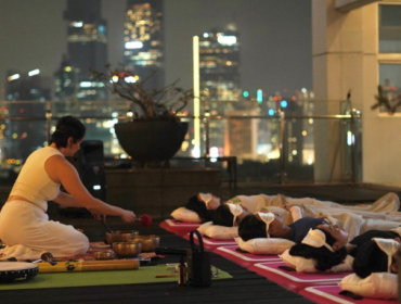 Praktik sound bath untuk melepas stres dan menenangkan pikiran yang disediakan Soulace Jakarta di Menteng, Jakarta Pusat, Jumat (19/9/2025).(Foto: Soulace Jakarta)