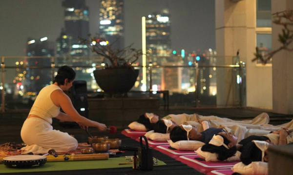 Praktik sound bath untuk melepas stres dan menenangkan pikiran yang disediakan Soulace Jakarta di Menteng, Jakarta Pusat, Jumat (19/9/2025).(Foto: Soulace Jakarta)