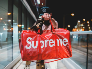 Psikolog ungkap flexing di media sosial bukan cuma soal pamer harta, tapi juga cara ekspresi diri dan mencari validasi.(Foto: Unsplash/Erik Mclean)