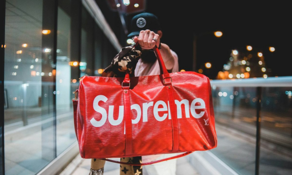 Psikolog ungkap flexing di media sosial bukan cuma soal pamer harta, tapi juga cara ekspresi diri dan mencari validasi.(Foto: Unsplash/Erik Mclean)