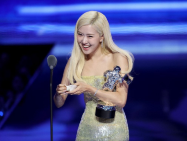 Rose Blackpink menerima penghargaan Best Song (Lagu Terbaik) dalam MTV VMA (Video Music Awards) 2025 di UBS Arena, New York, Amerika Serikat, pada Minggu (7/9/2025).(Dok. Getty Images via AFP/MANNY CARABEL)