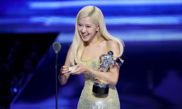 Rose Blackpink menerima penghargaan Best Song (Lagu Terbaik) dalam MTV VMA (Video Music Awards) 2025 di UBS Arena, New York, Amerika Serikat, pada Minggu (7/9/2025).(Dok. Getty Images via AFP/MANNY CARABEL)