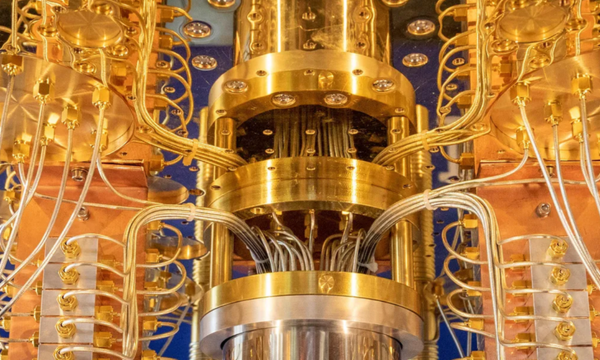 Tampilan dekat komputer kuantum IBM Q. Prosesornya berada di dalam silinder berwarna perak.(Foto: CNET)