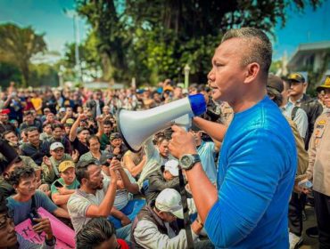 Wakil Wali Kota Bogor Jenal Mutaqien menerima aspirasi pedagang Pasar Bogor. (Foto: Haris)