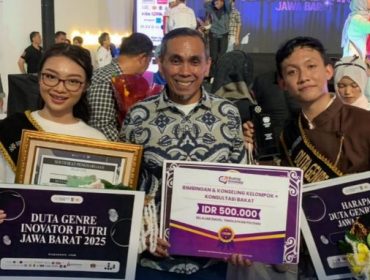 Kepala DPPKB Kota Bogor Marse Saputera diapit 2 remaja Kota Bogor yang meraih juara di ajang Adjuak genre tingkat Jabar 2025. (foto: DPPKB Kota Bogor)