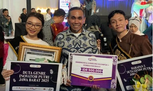 Kepala DPPKB Kota Bogor Marse Saputera diapit 2 remaja Kota Bogor yang meraih juara di ajang Adjuak genre tingkat Jabar 2025. (foto: DPPKB Kota Bogor)