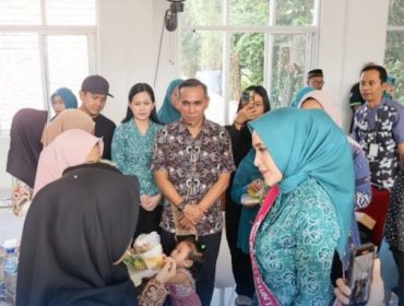 Bunda peduli stunting Yantie Rachim dan Kepala DPPKB Kota Bogor Marse Saputera. (foto: DPPKB Kota Bogor)