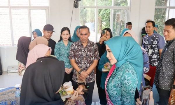 Bunda peduli stunting Yantie Rachim dan Kepala DPPKB Kota Bogor Marse Saputera. (foto: DPPKB Kota Bogor)
