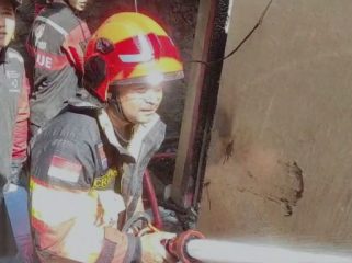 Petugas pemadam kebakaran berusaha memadamkan api di salah satu rumah warga yang terbakar di Tegal Lega Kota Bogor, Minggu (28/9/2025). (Foto: Saefulloh)