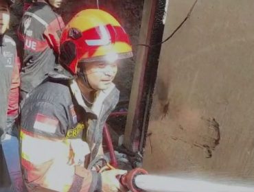 Petugas pemadam kebakaran berusaha memadamkan api di salah satu rumah warga yang terbakar di Tegal Lega Kota Bogor, Minggu (28/9/2025). (Foto: Saefulloh)