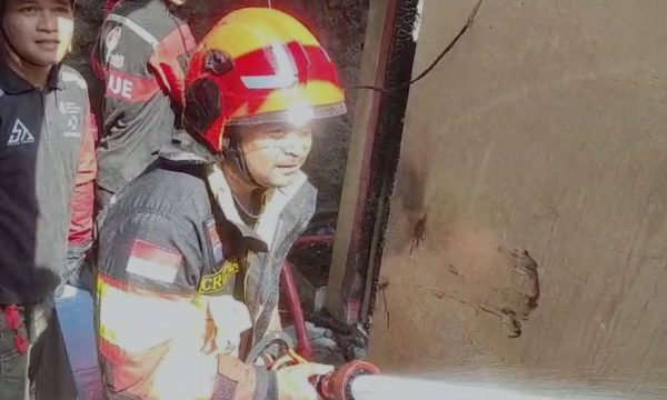Petugas pemadam kebakaran berusaha memadamkan api di salah satu rumah warga yang terbakar di Tegal Lega Kota Bogor, Minggu (28/9/2025). (Foto: Saefulloh)