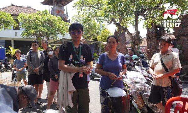 Global Ehsan Relief Indonesia  memberikan bantuan ke korban banjir dan longsir Bali. (foto: GRI)
