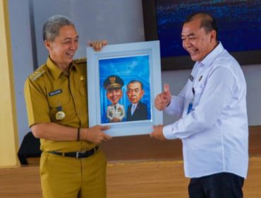 Wali Kota Bogor menyerahkan cinderamata kepada Kepala Lapas Kelas IIA Bogor Muchamad Mulyana di Aula Sahardjo, Lapas Kelas IIA Bogor, Senin (29/9/2025).
(Foto: Kominfo Kota Bogor)