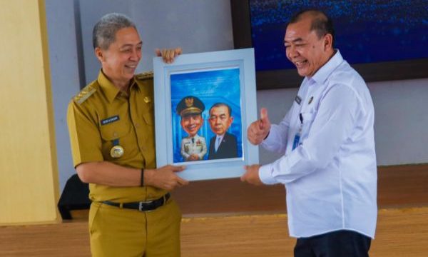 Wali Kota Bogor menyerahkan cinderamata kepada Kepala Lapas Kelas IIA Bogor Muchamad Mulyana di Aula Sahardjo, Lapas Kelas IIA Bogor, Senin (29/9/2025).
(Foto: Kominfo Kota Bogor)