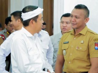 Gubernur Jawa Barat Dedi Mulyadi tengah berbincang dengan Wakil Wali Kota Bogor Jenal Mutaqin terkait MBG. (Foto: Kominfo Kota Bogor)