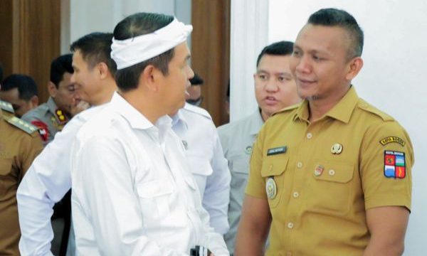 Gubernur Jawa Barat Dedi Mulyadi tengah berbincang dengan Wakil Wali Kota Bogor Jenal Mutaqin terkait MBG. (Foto: Kominfo Kota Bogor)