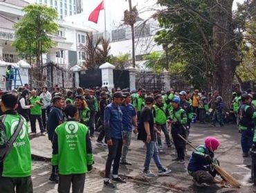 Komunitas ojol Bandung bersihkan sisa-sisa aksi demo sebelumnya. (Foto: Rheynaldhi)