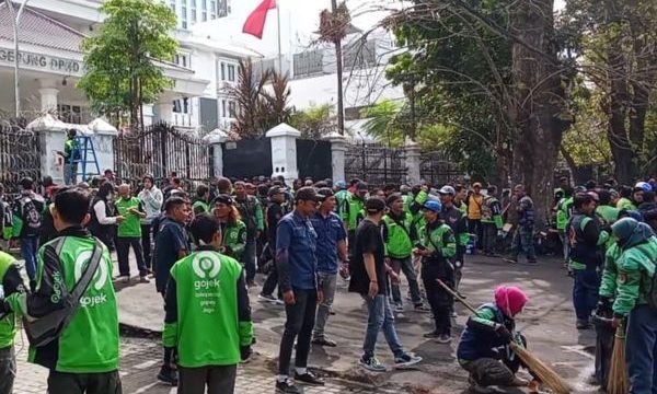 Komunitas ojol Bandung bersihkan sisa-sisa aksi demo sebelumnya. (Foto: Rheynaldhi)