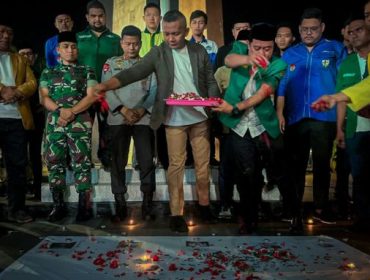 Forkopimda Kota  Bogor dan okp lintas iman menggelar doa bersama dan tabur bunga di Tugu Kujang. (Foto: Haris)