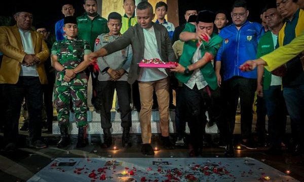 Forkopimda Kota  Bogor dan okp lintas iman menggelar doa bersama dan tabur bunga di Tugu Kujang. (Foto: Haris)