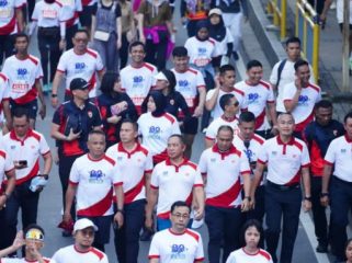 Panglima tni Agus Subiyanto berlari bersama pelari lainnya. (Foto: Achmad Soleh)