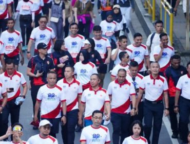 Panglima tni Agus Subiyanto berlari bersama pelari lainnya. (Foto: Achmad Soleh)