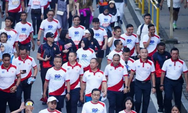 Panglima tni Agus Subiyanto berlari bersama pelari lainnya. (Foto: Achmad Soleh)