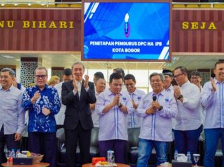 Wali Kota Bogor, Dedie A. Rachim menghadiri Pengukuhan Pengurus DPC HA IPB di Ruang Rapat Paripurna Gedung Dewan Perwakilan Rakyat Daerah (DPRD) Kota Bogor, Sabtu (20/9/2025). (Foto: Kominfo Kota Bogor)