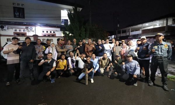 Warga ronda keliling kampung. (Foto: Kominfo Kota Bogor)