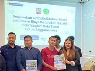 Anggota DRPD Kota Bogor salurkan program tebus ijazah gratis. (Foto: Humpro Kota Bogor)