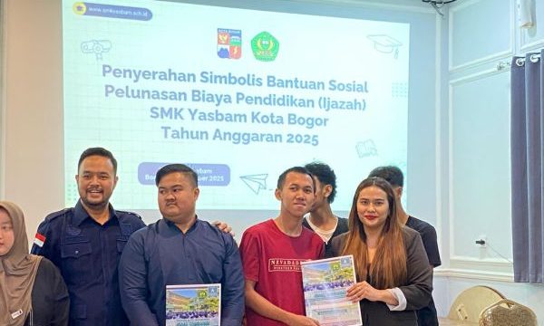 Anggota DRPD Kota Bogor salurkan program tebus ijazah gratis. (Foto: Humpro Kota Bogor)