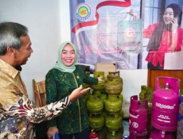 Wamenkop Farida saat melakukan kunjungan ke KopKel Pondok Aren, Jumat (26/9/2025). (Foto Achmad Sholeh)