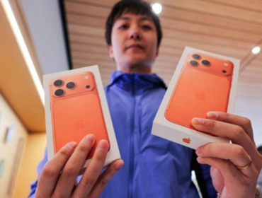 Apple Buka Registrasi Preorder iPhone 17 Pro Max dan Air di Indonesia Foto: REUTERS/Maxim Shemetov