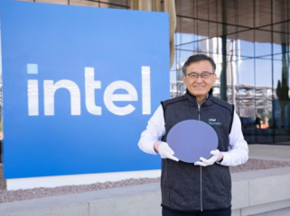 CEO Intel, Lip-Bu Tan menggenggam chip wafer Intel Core Ultra Series 3.(Foto: Intel)
