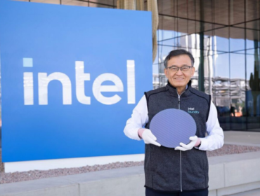 CEO Intel, Lip-Bu Tan menggenggam chip wafer Intel Core Ultra Series 3.(Foto: Intel)