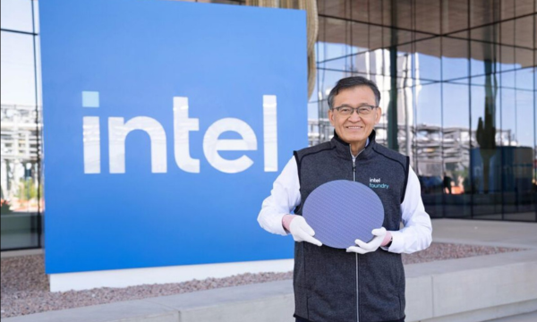 CEO Intel, Lip-Bu Tan menggenggam chip wafer Intel Core Ultra Series 3.(Foto: Intel)