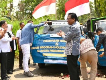 Deputi Bidang Usaha Menengah, Kementerian Usaha Mikro, Kecil dan Menengah (UMKM) Bagus Rachman melepas 15 ton kopi specialty Argopuro Walida senilai Rp3 miliar ke Jeddah, Arab Saudi, Senin (6/10/2025). (foto: Achmad Sholeh)