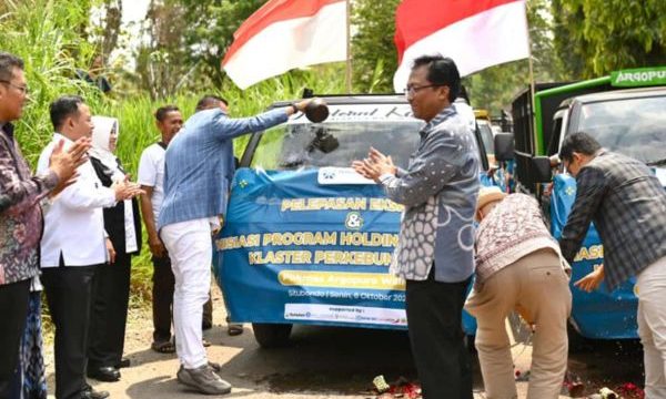Deputi Bidang Usaha Menengah, Kementerian Usaha Mikro, Kecil dan Menengah (UMKM) Bagus Rachman melepas 15 ton kopi specialty Argopuro Walida senilai Rp3 miliar ke Jeddah, Arab Saudi, Senin (6/10/2025). (foto: Achmad Sholeh)