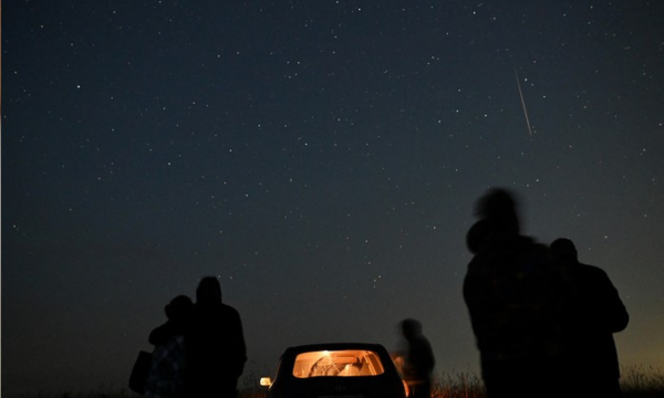 Ilustrasi Hujan Meteor Foto: REUTERS/ALEXEY MALGAVKO