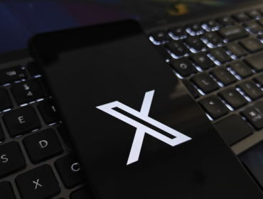 Ilustrasi X Twitter. Komdigi melayangkan surat teguran ketiga kepada X karena belum membayar denda atas temuan konten bermuatan pornografi.(Foto: Kompas.com/Lely Maulida)