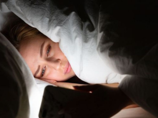 Ilustrasi susah tidur karena main HP.(Foto: Shutterstock)